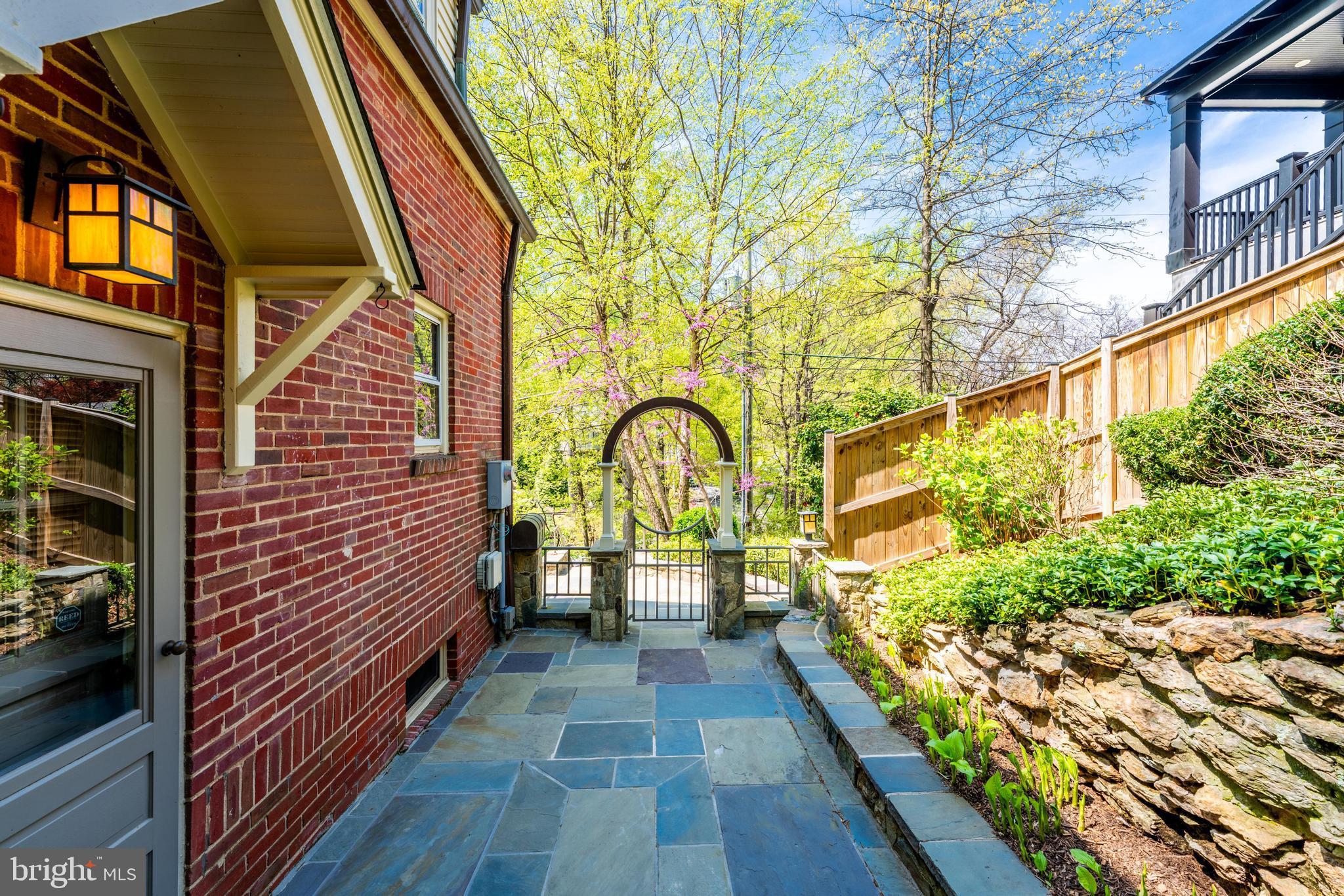 LEE HEIGHTS - Residential