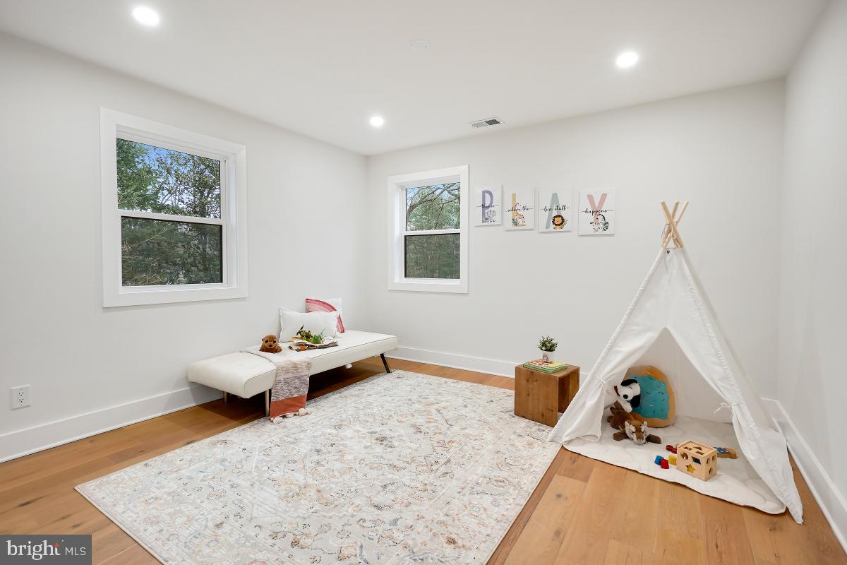 POTOMAC OUTSIDE - Residential