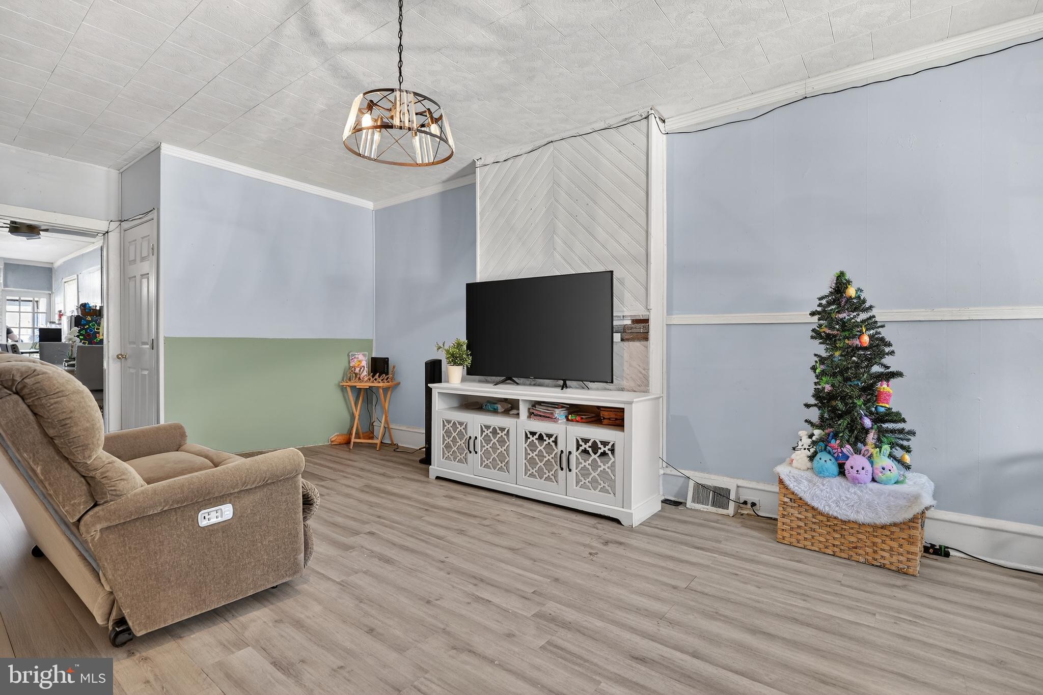 327 W WINDSOR STREET