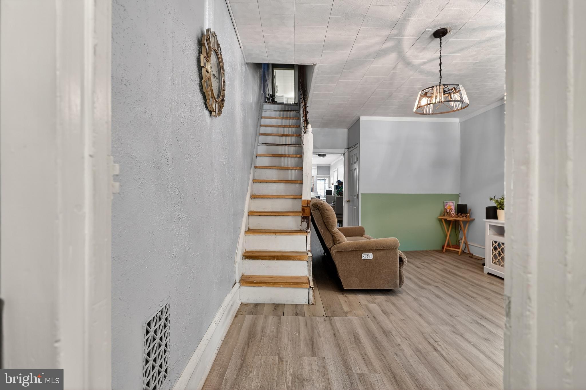 327 W WINDSOR STREET