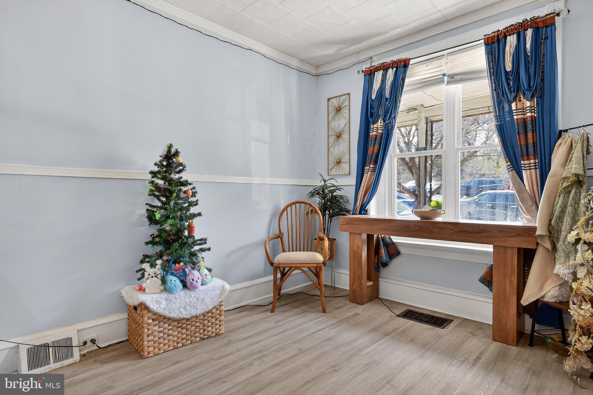 327 W WINDSOR STREET