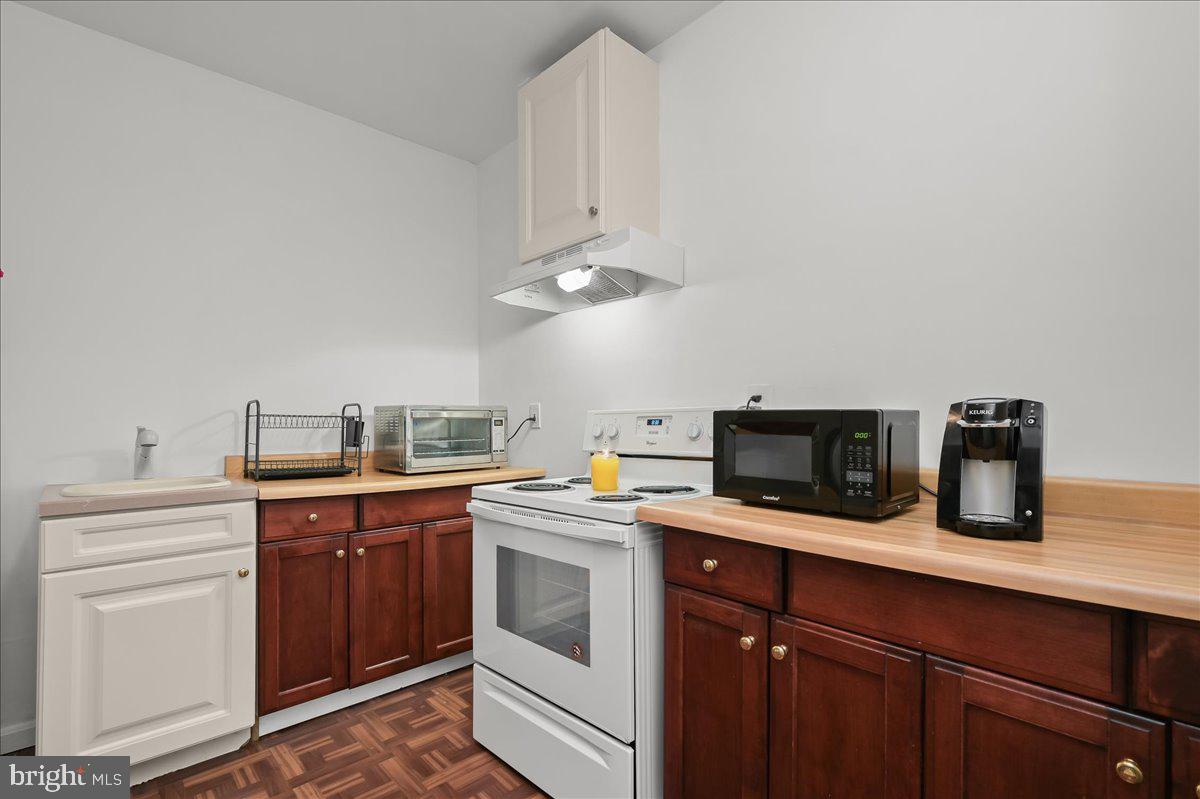 MERRYWOOD MANOR - Residential