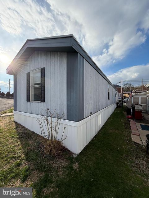 Mobile Home For Sale - 3 Hilltop Avenue<br/> AKRON, PA 17501