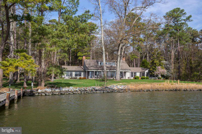 Duck Cove: Tucked off the Tred Avon River, this home is Eastern Shore living. Quality materials throughout, this 4BR, 5 BA, 2 half BA home boasts high ceilings, large gathering areas, gourmet kitchen, family room, vaulted ceilings, 3 fireplaces & hw floors. Property is improved with a 2 BR, 2 BA guest house w/ screened porch, gunite pool, pier w/ 3-4' MLW, boat house and breathtaking views.