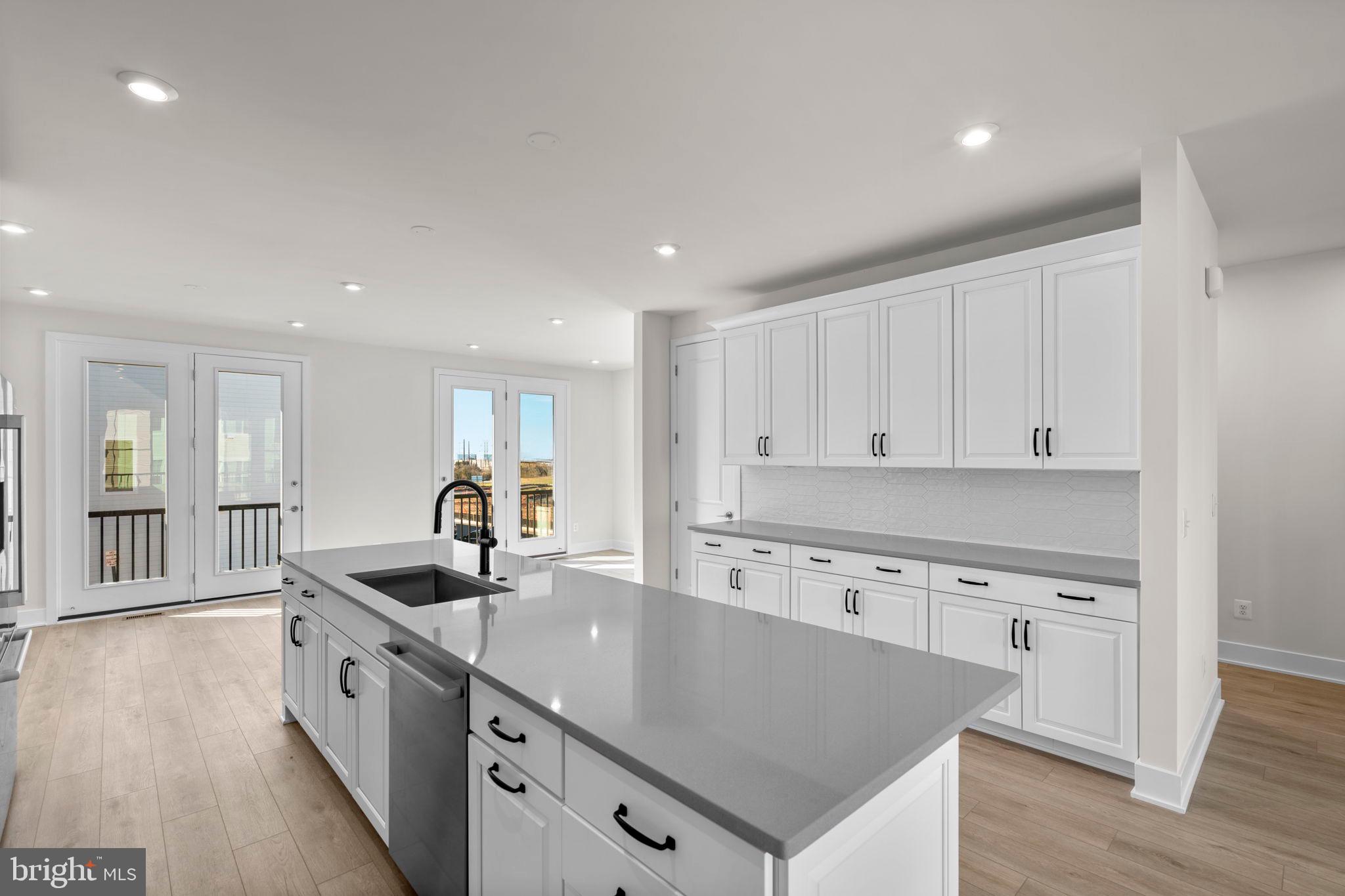 1 AVIATION PLACE TARYN 24-F2