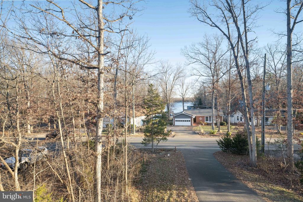 Photo of 1002 Lakeview Parkway, LOCUST GROVE, VA 22508 (MLS # VAOR2012746)