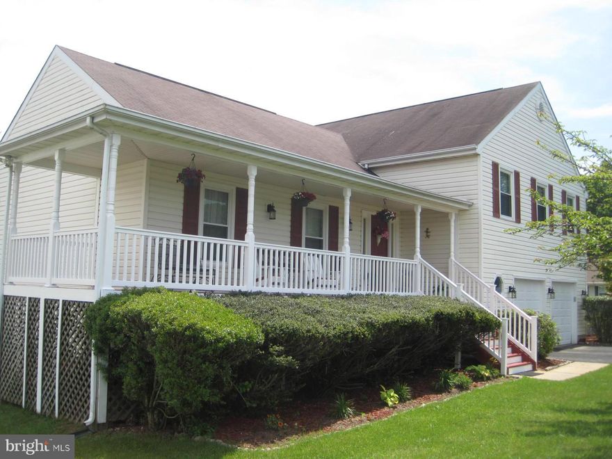 walk to the mall if you choose and 5 minutes to interstate, this home has four levels with country kitchen leading to sundeck, new floor in kit. hd wds and carpet like new.. this home is well maintained and ready to move into.. nothing needed..cathedral ceilings beautiful bamboo flooring.. family room & Fireplace , SGD to beautiful fenced in 6 ft privacy fence recent appraisal $280,000