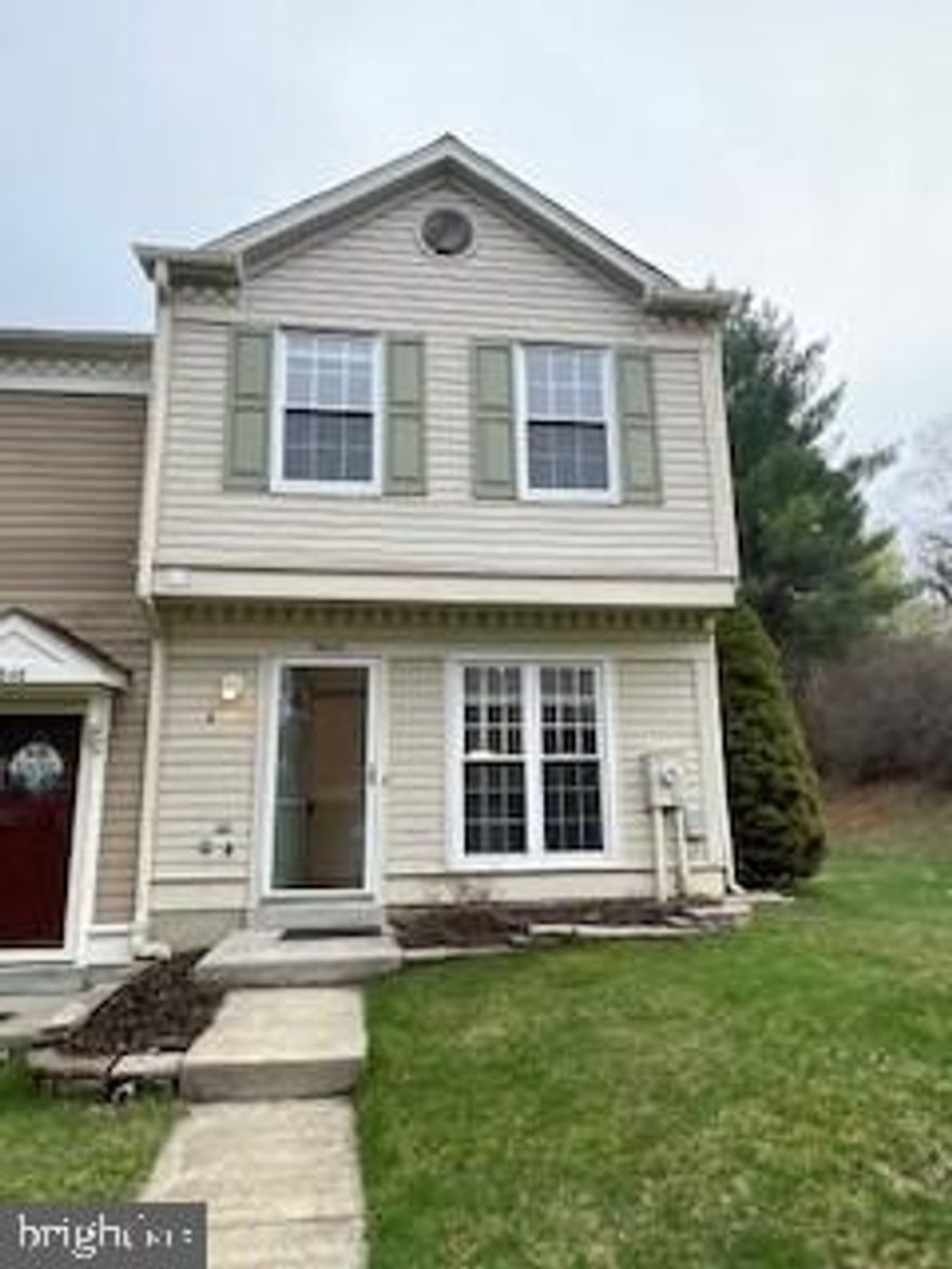 Charming end unit townhouse in Columbia. New HVAC system, new floors upstairs, new paint throughout, washer/dryer 8 months old. 
Private back yard.  

Back on the market due to previous applicant's military deployment.