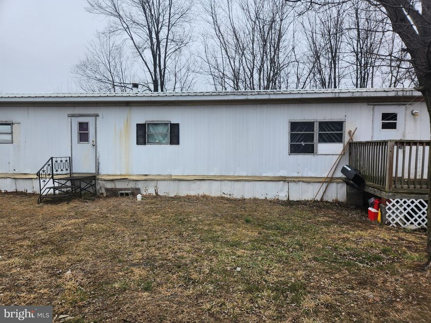 Nice trailer in Martinsburg features 3 bedrooms, 1 bathroom, kitchen, living room and small yard.  Pets allowed on case by case basis.