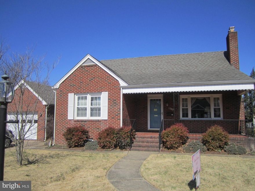 LARGE ALL-BRICK 4/5 BEDROOM CAPE WITH BEAUTIFUL IN-GROUND POOL!! 100' FRONTAGE DOUBLE LOT WITH ZOYSIA GRASS! RELAXING COVERED FRONT PORCH! LARGE ROOMS WITH HARDWOOD FLOORS THROUGHOUT.  LIVING ROOM FIREPLACE! BREEZEWAY TO BRICK GARAGE!