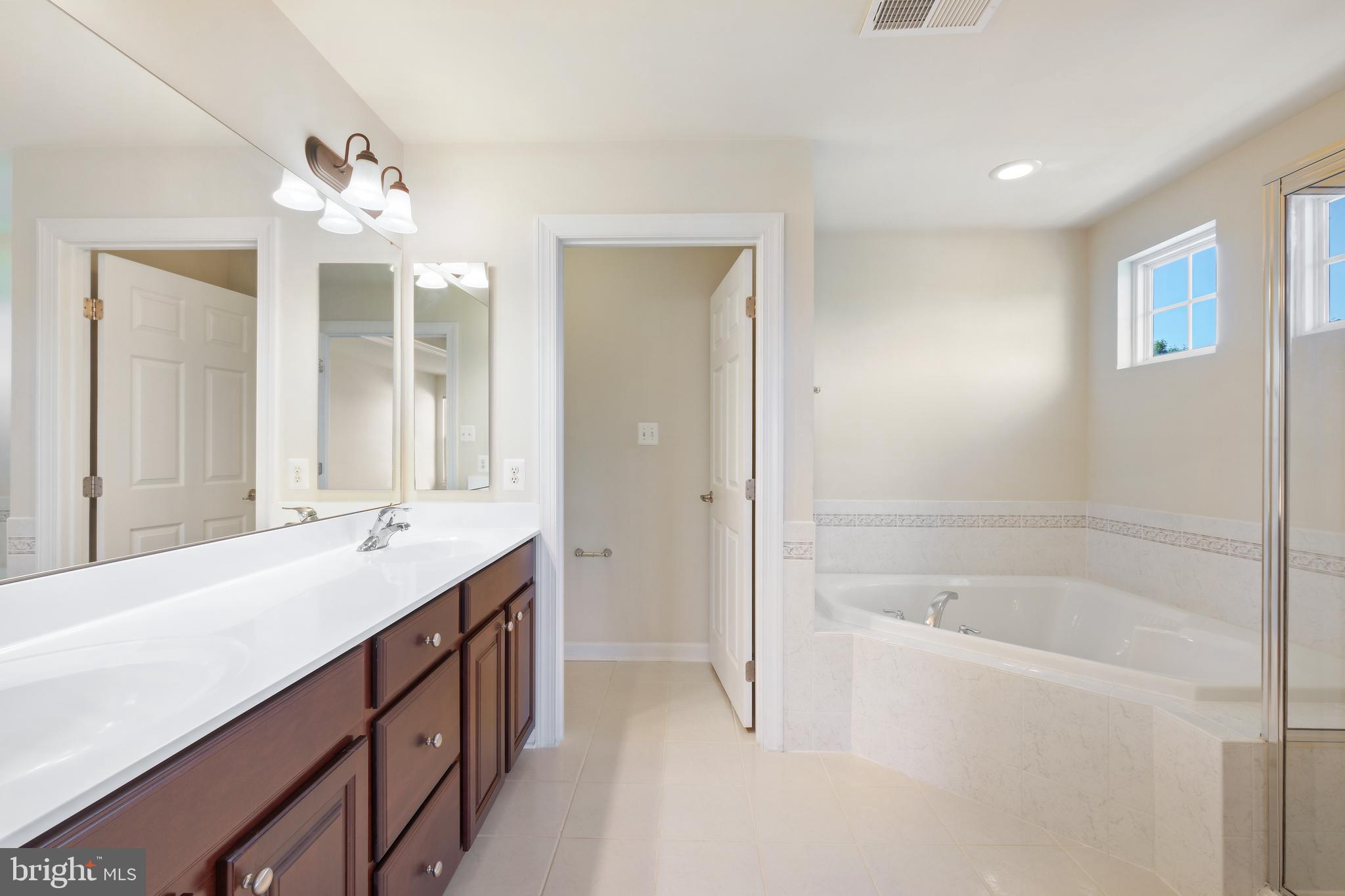 ADAMSTOWN COMMONS - Residential Lease