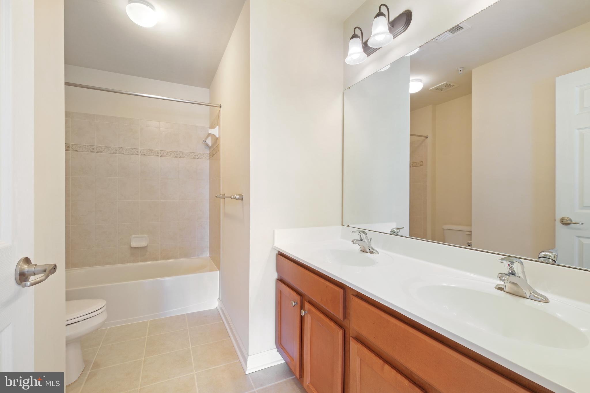 ADAMSTOWN COMMONS - Residential Lease