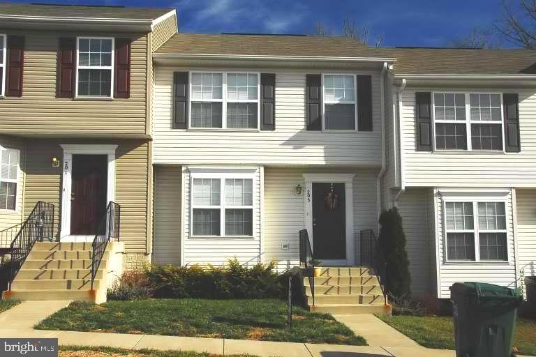 North Stafford - 3 level town home with 3 bedrooms, 2 full baths and 2 half baths. New carpet and new kitchen granite. Convenient location close to I95 & Quantico! Single applicants must complete separate applications. Available immediately. Pets are considered case by case.
