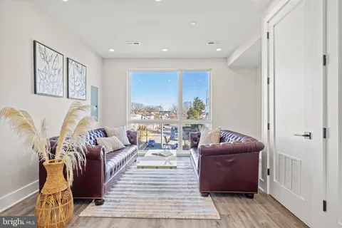MLS: DCDC2196318
