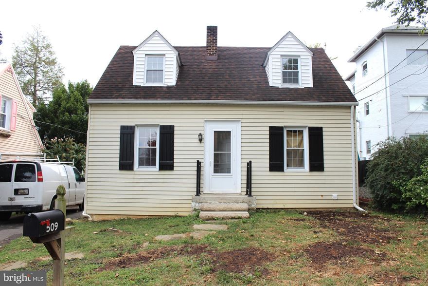 Welcome to this charming 2-bedroom, 1.5-bath home, featuring its own private driveway and a fully fenced backyard—perfect for relaxing or entertaining.

Inside, you'll find a finished basement with washer and dryer hookups for added convenience. The basement also includes a versatile bonus room that can be used as a home office, entertainment space, or even an additional bedroom to suit your needs.

Don’t miss out on this comfortable and functional home—schedule a tour today!