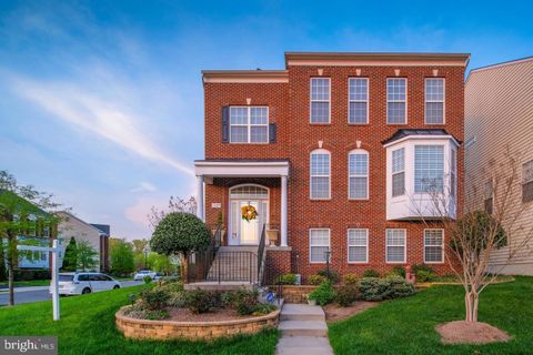 Photo of 13299 Scotch Run Court, CENTREVILLE, VA 20120 (MLS # VAFX2299684)