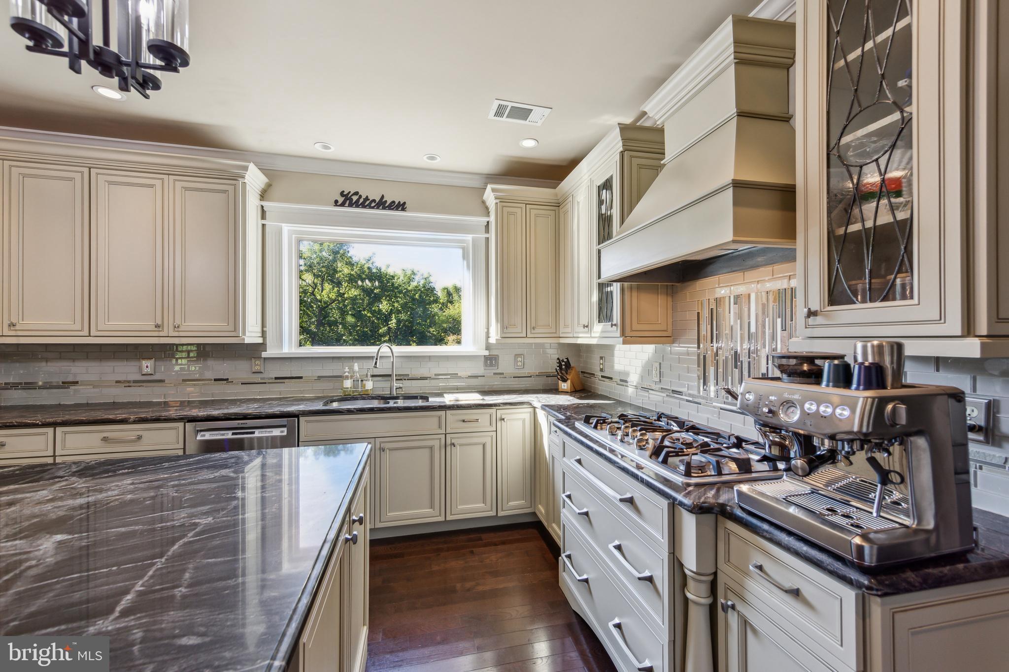 BASSETT HUNT - Residential