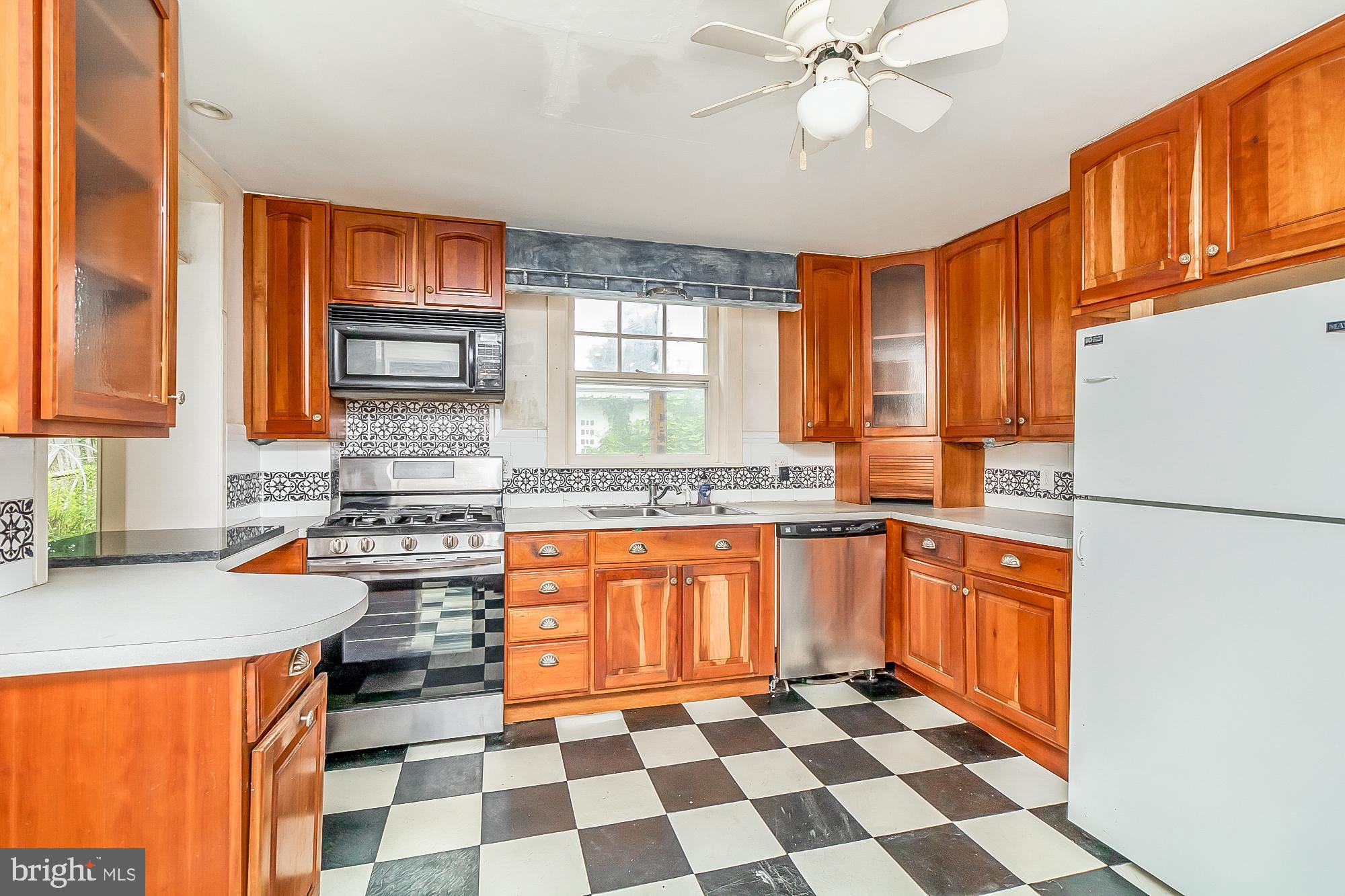 WHITE HALL - Residential