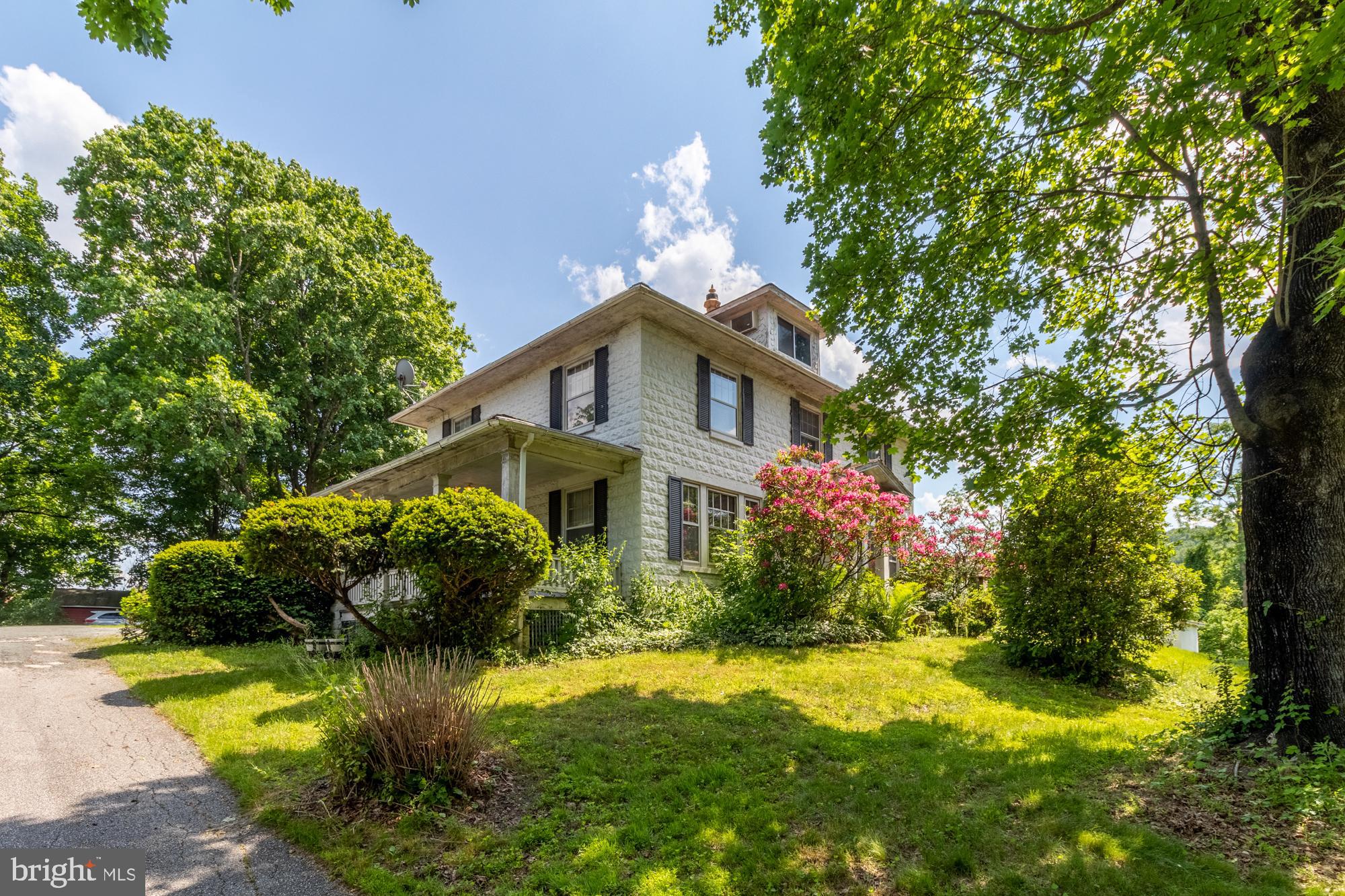 WHITE HALL - Residential