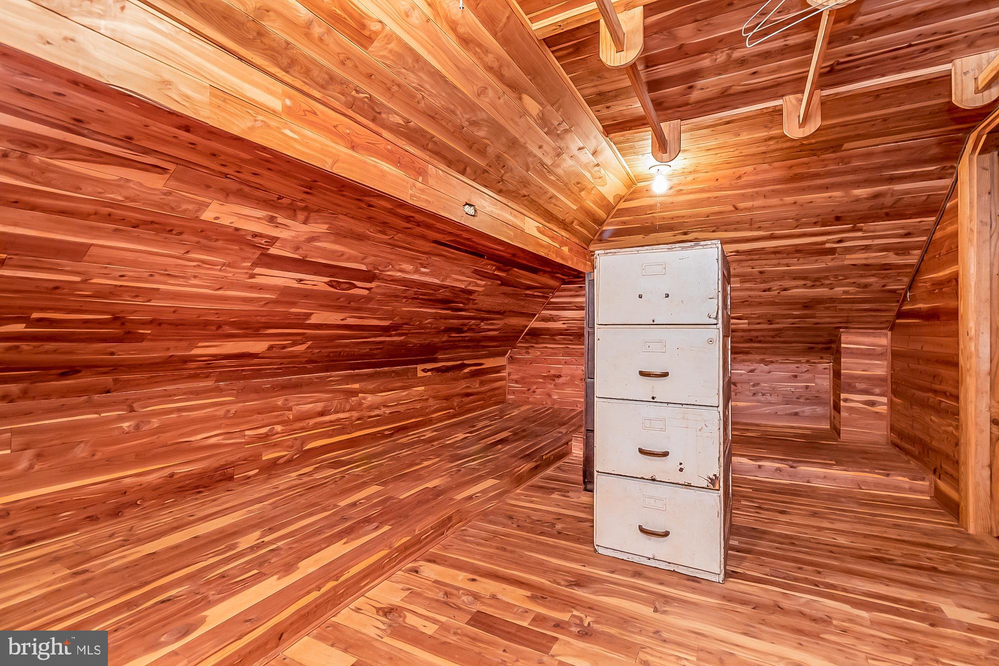 WHITE HALL - Residential