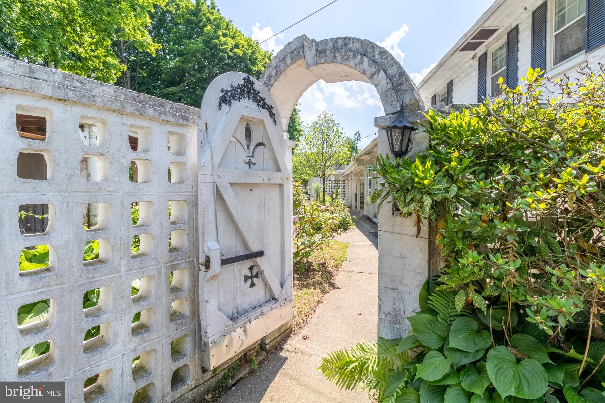 WHITE HALL - Residential