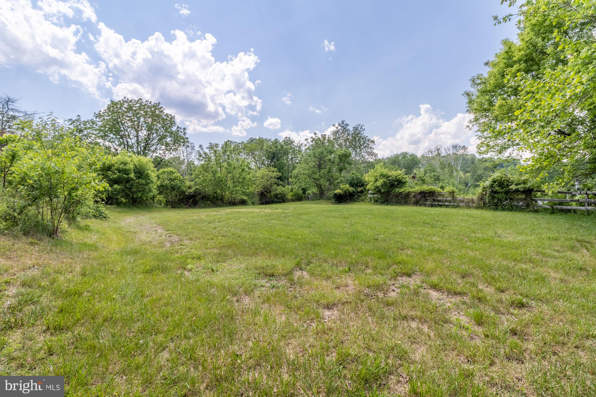 WHITE HALL - Residential