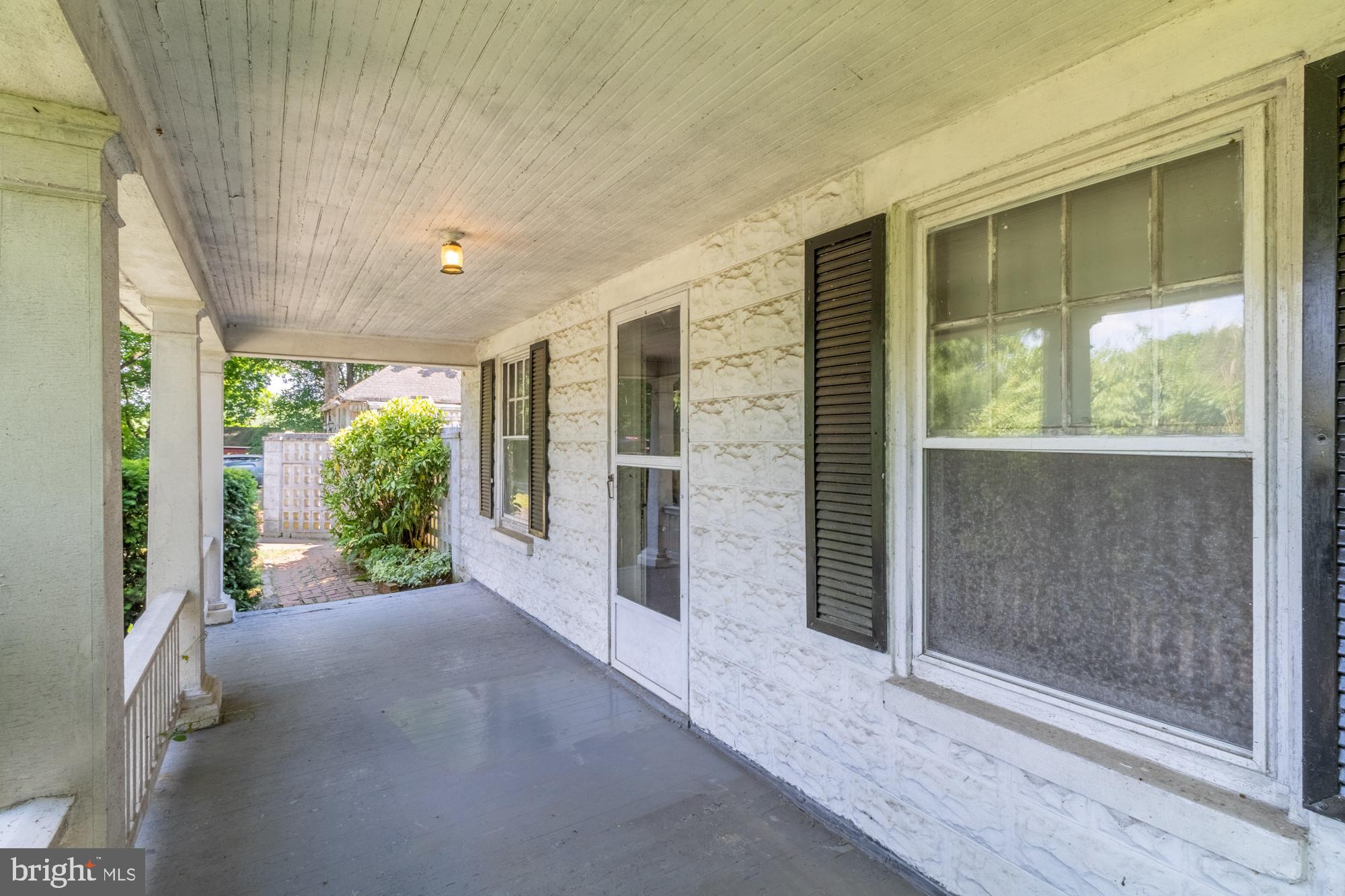 WHITE HALL - Residential