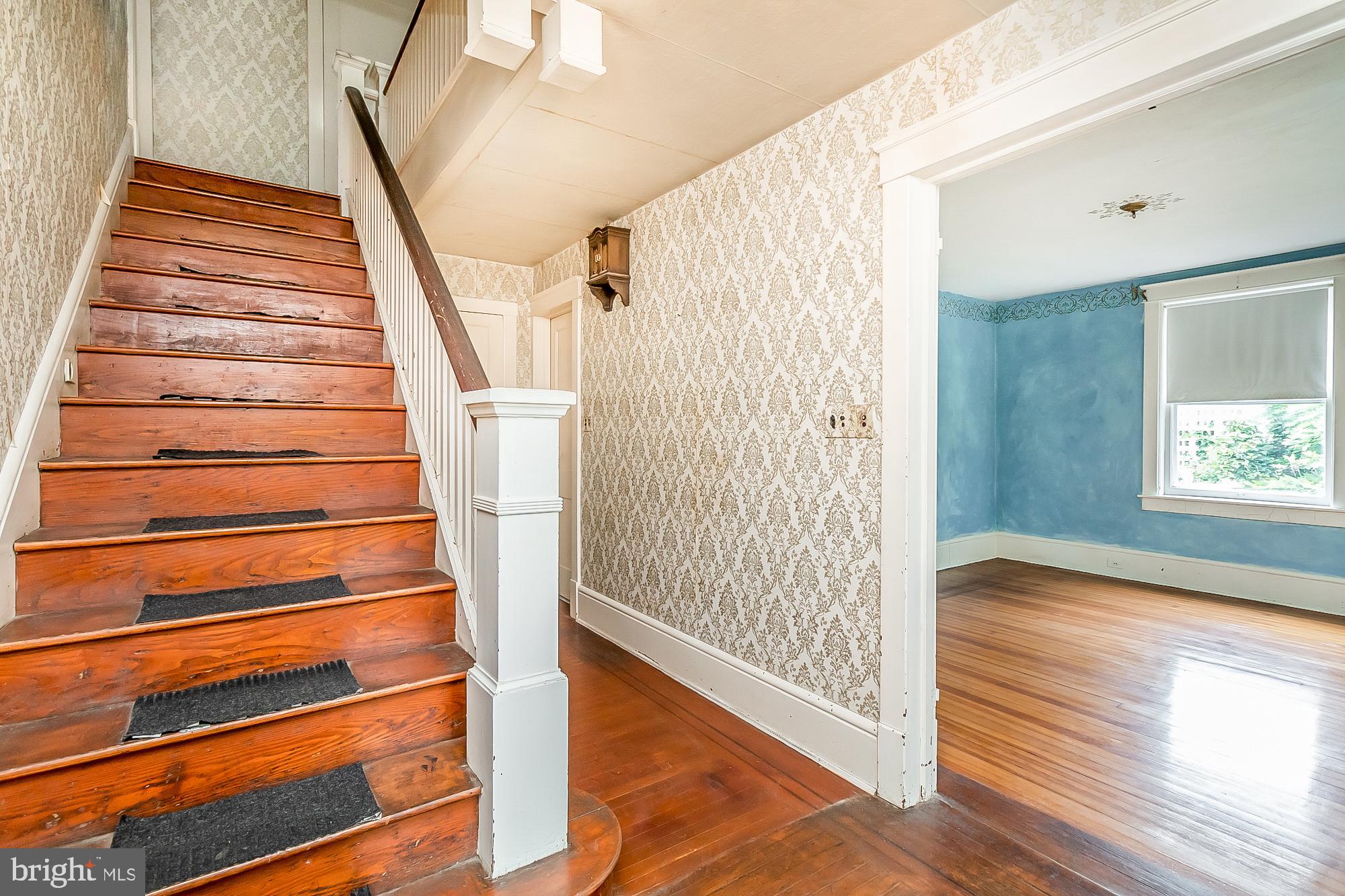 WHITE HALL - Residential