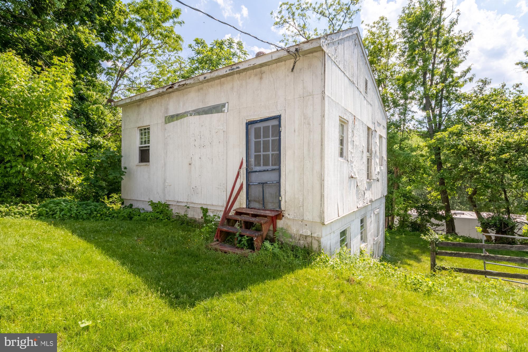 WHITE HALL - Residential