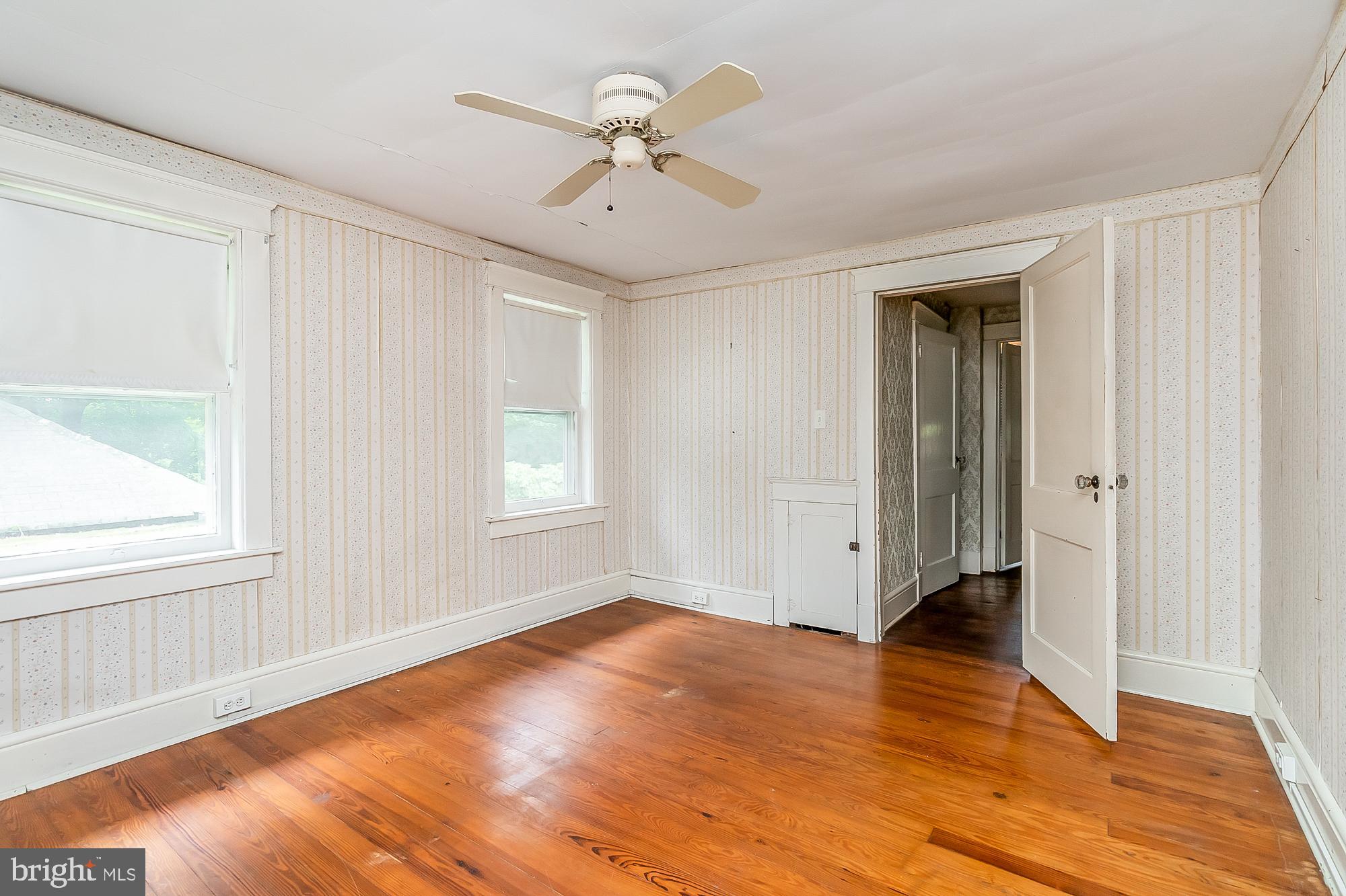 WHITE HALL - Residential