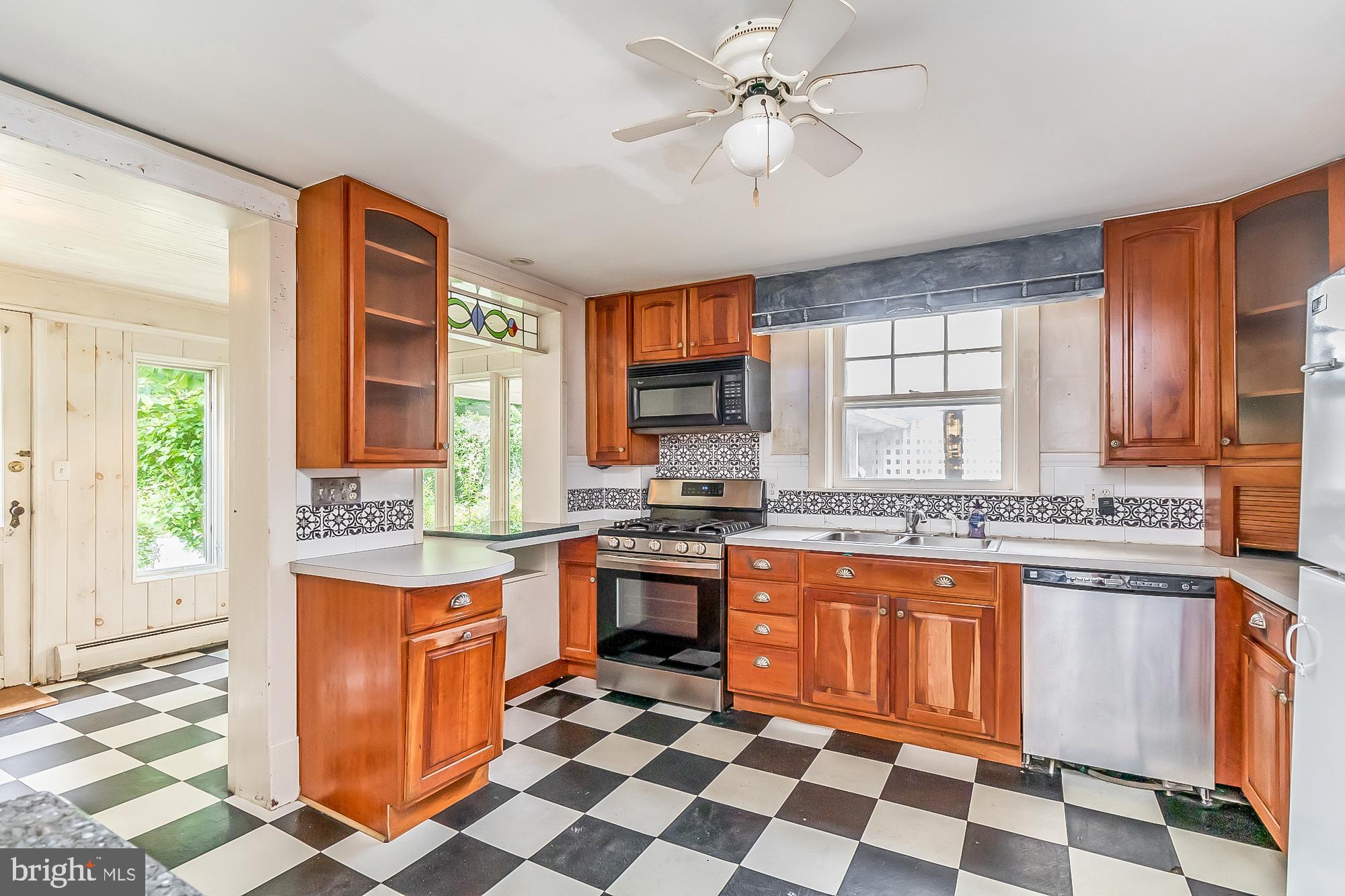 WHITE HALL - Residential