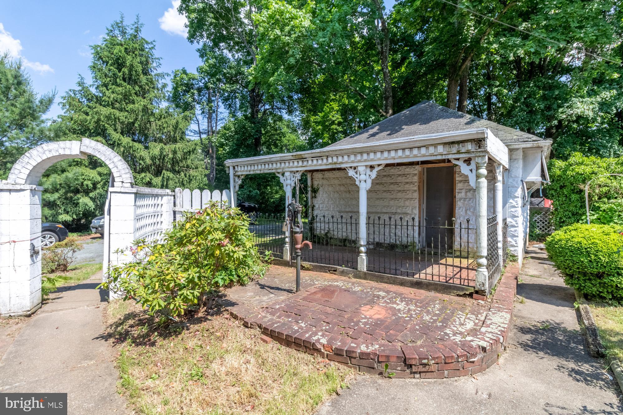 WHITE HALL - Residential