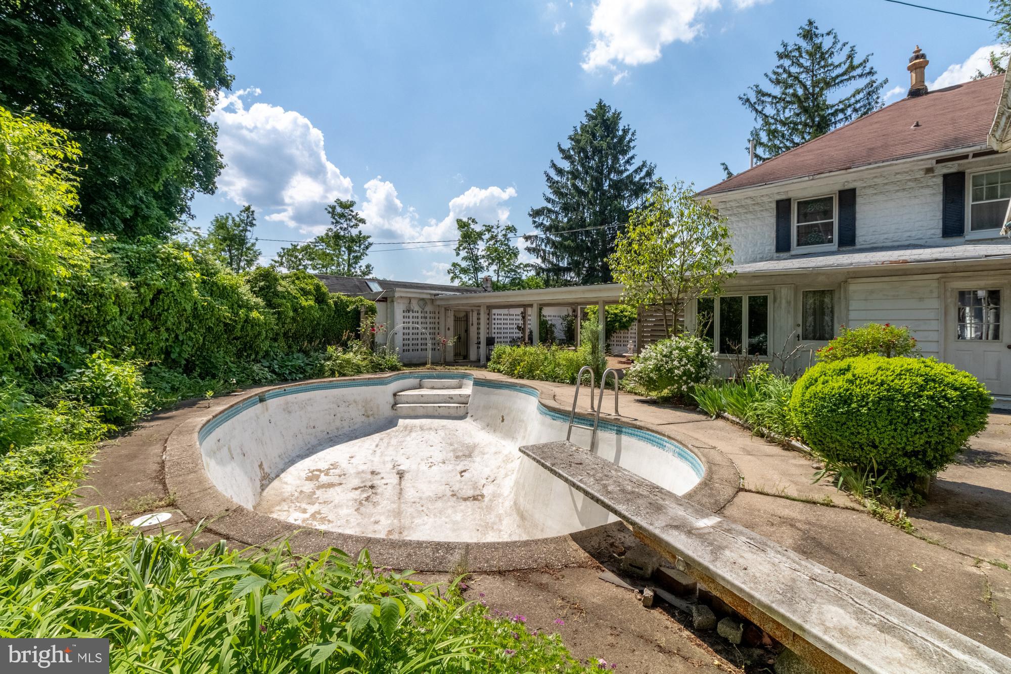 WHITE HALL - Residential