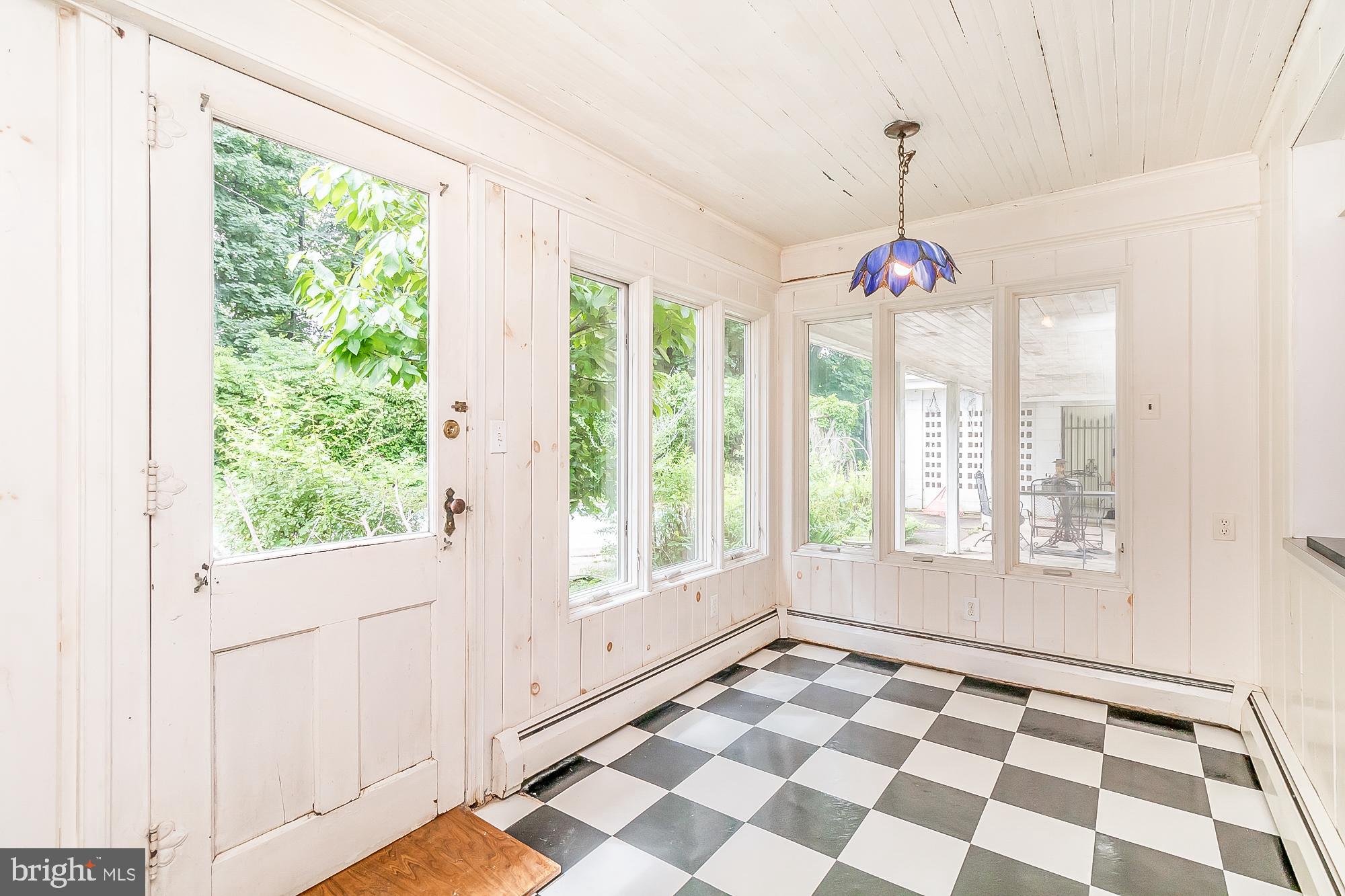 WHITE HALL - Residential