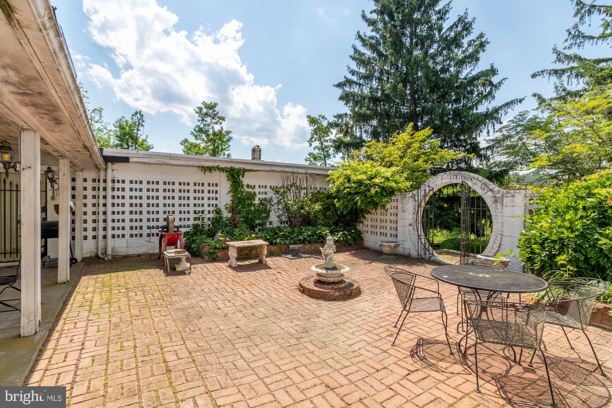 WHITE HALL - Residential