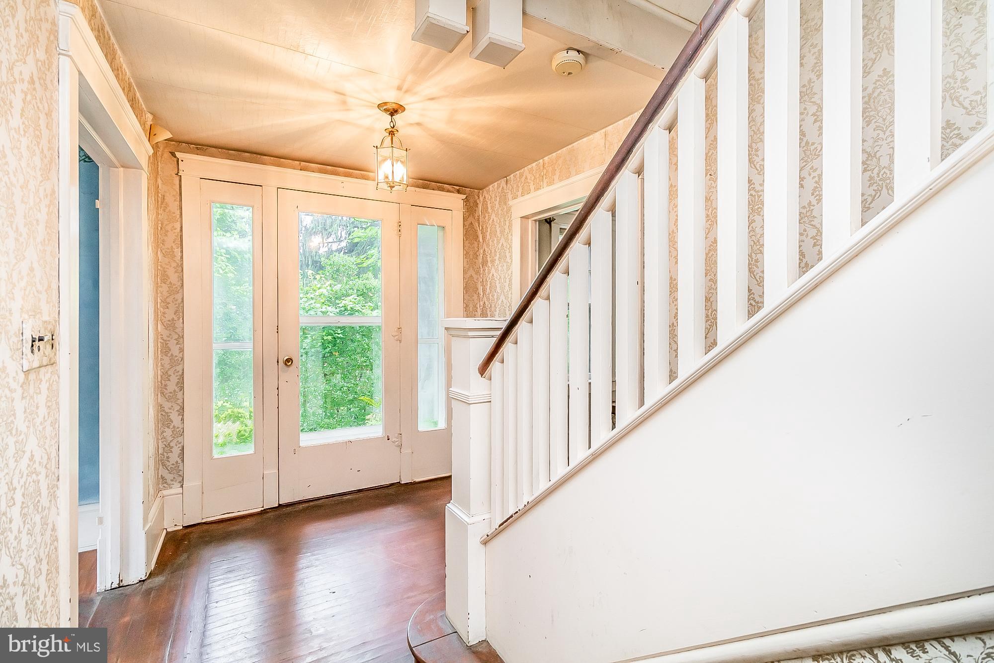 WHITE HALL - Residential