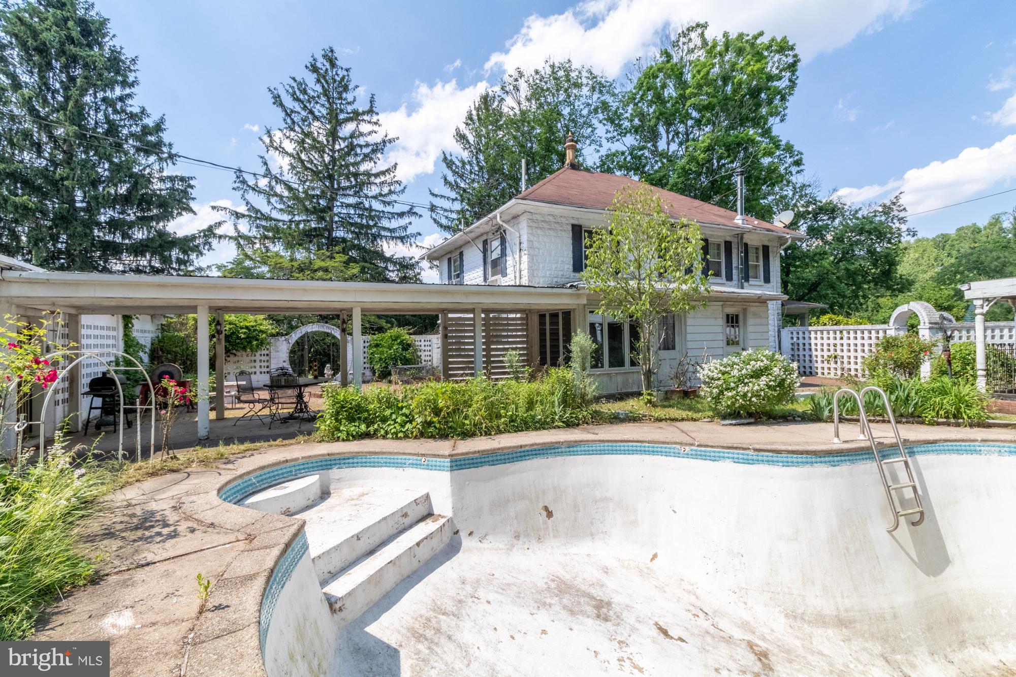 WHITE HALL - Residential