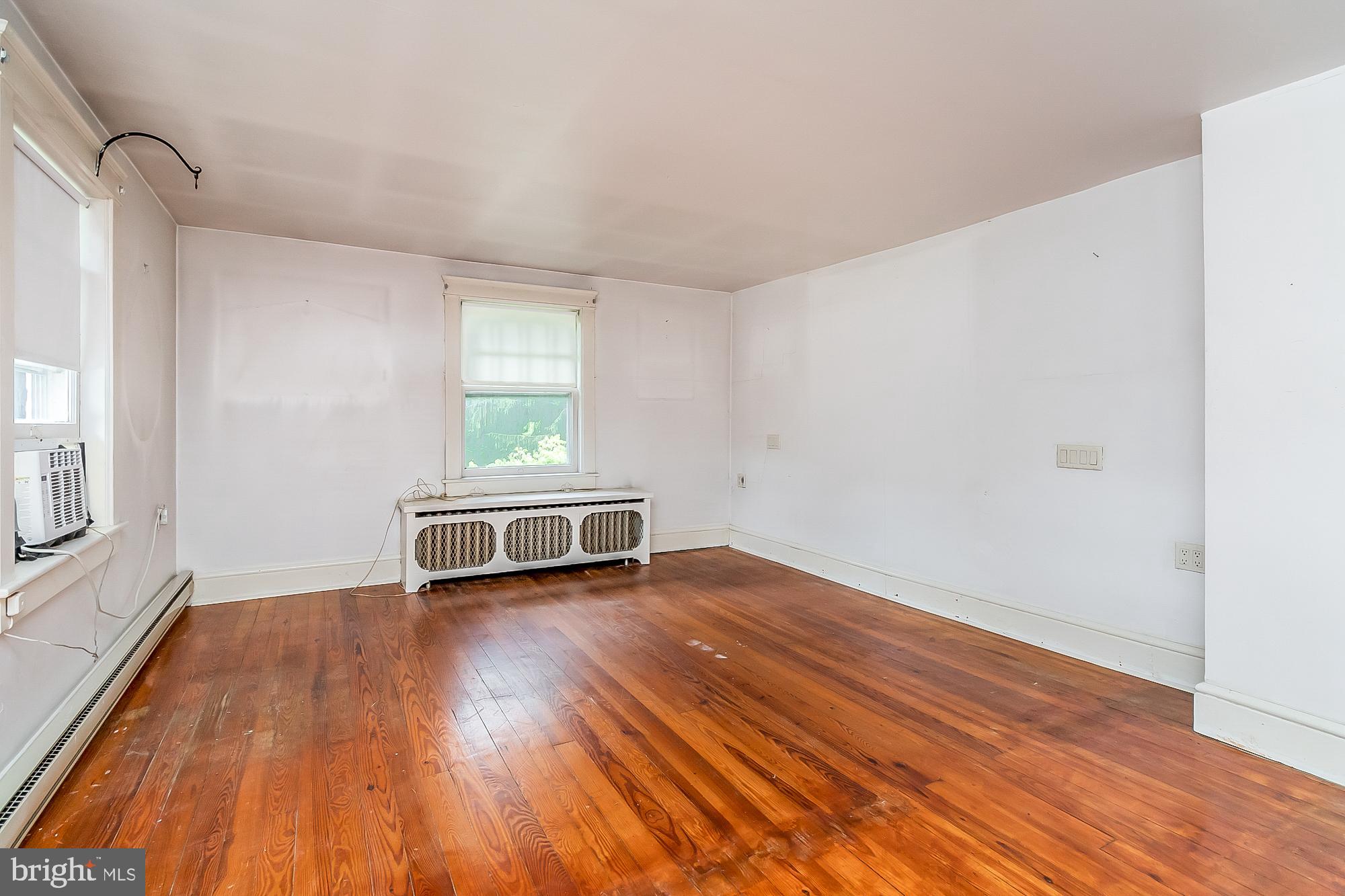 WHITE HALL - Residential