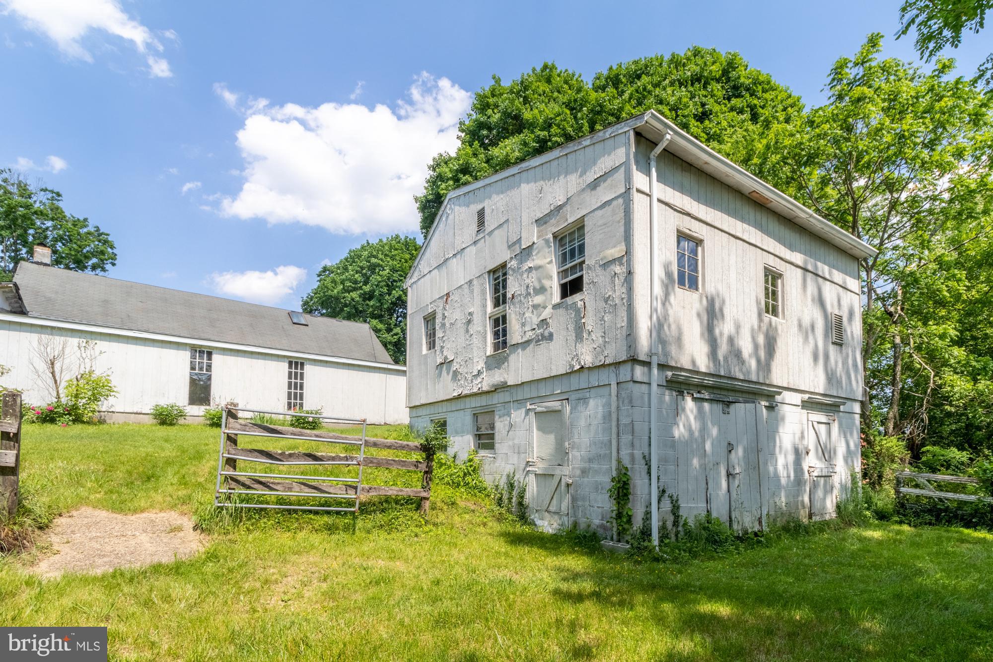WHITE HALL - Residential