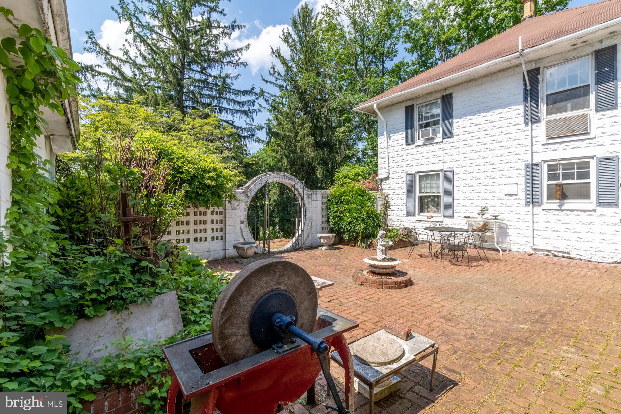 WHITE HALL - Residential