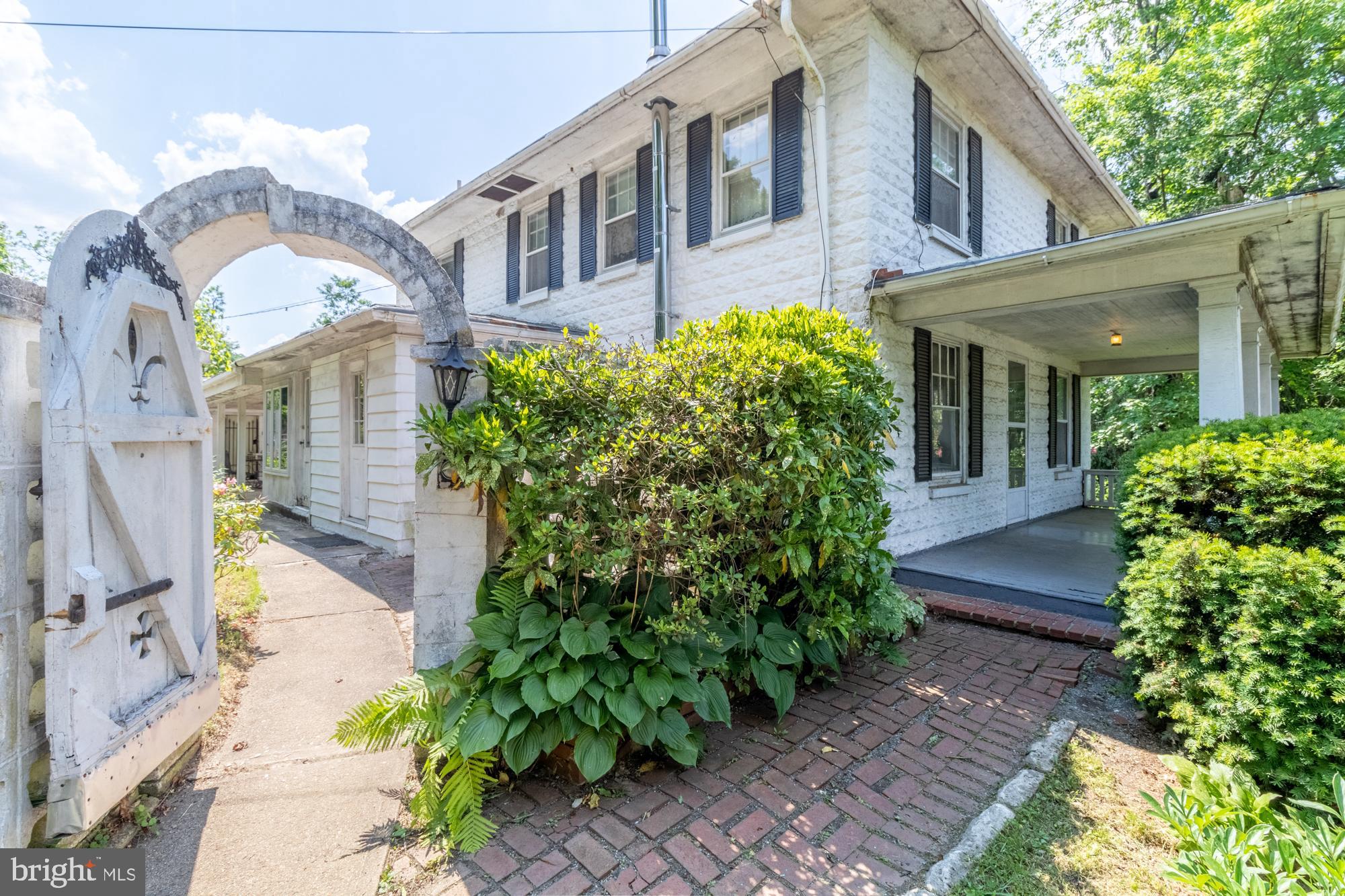 WHITE HALL - Residential