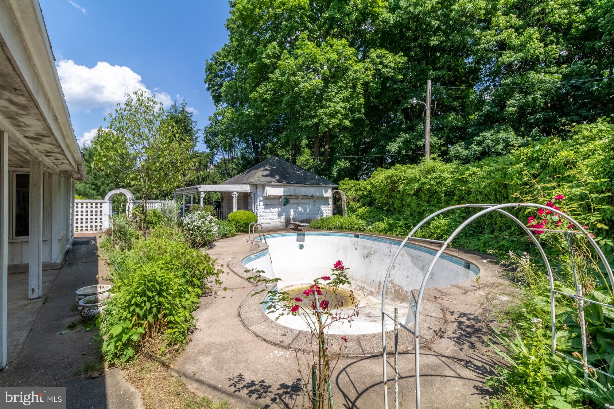 WHITE HALL - Residential