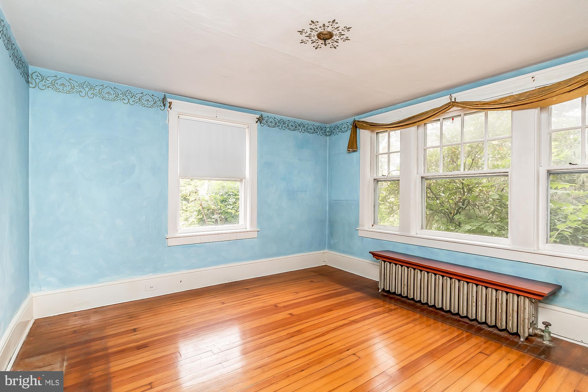 WHITE HALL - Residential