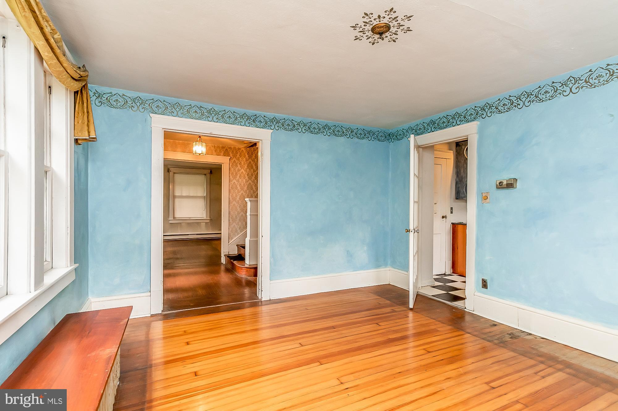 WHITE HALL - Residential