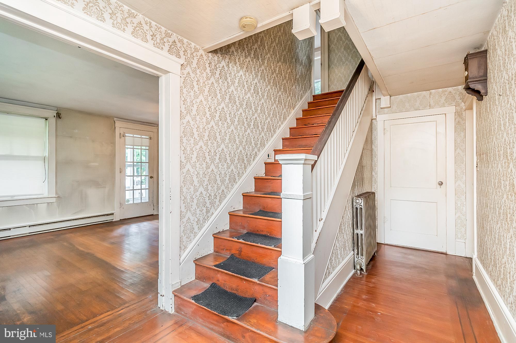 WHITE HALL - Residential