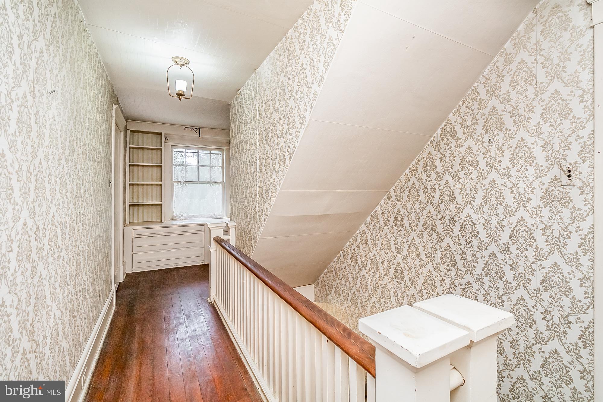 WHITE HALL - Residential