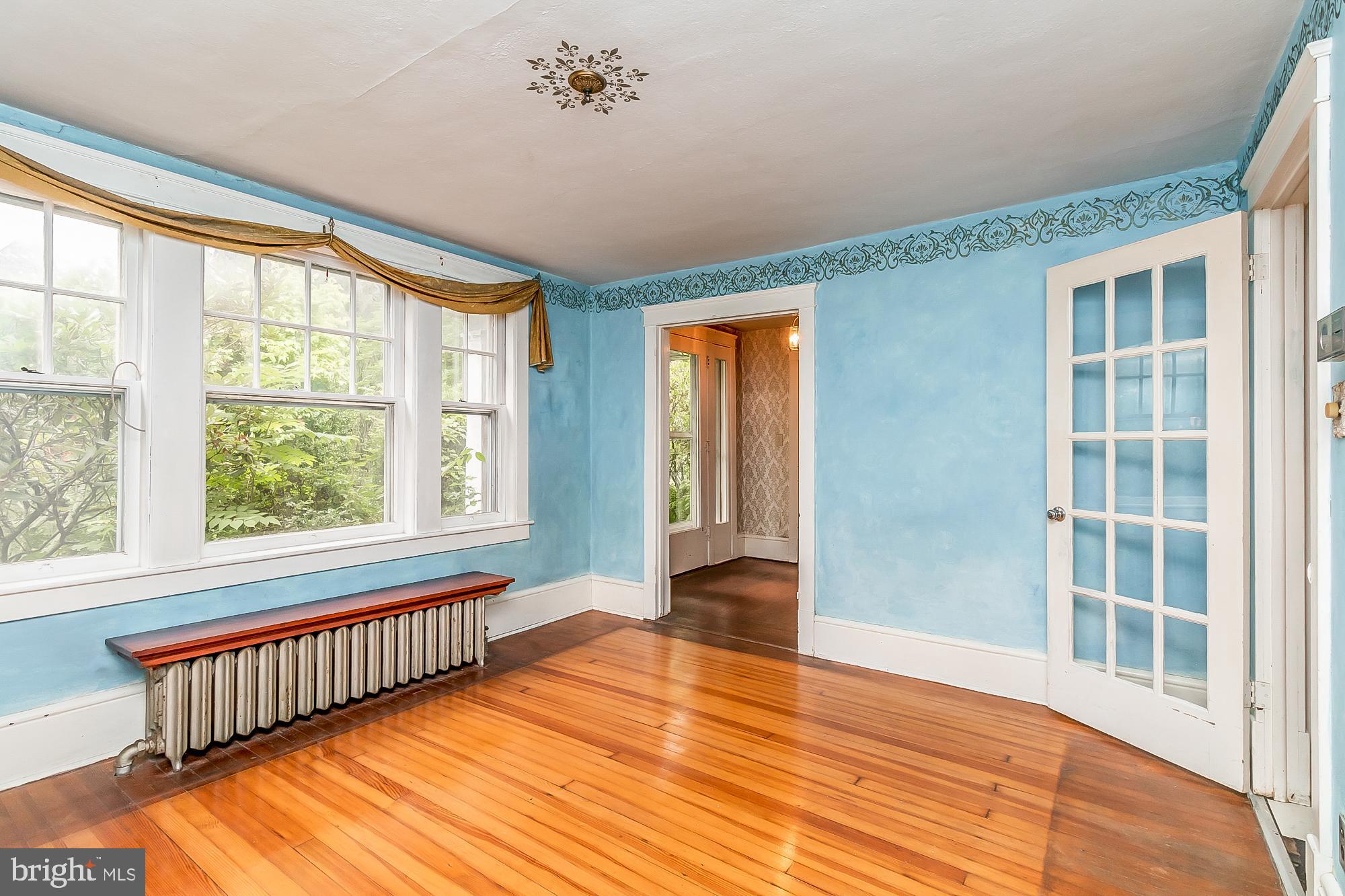 WHITE HALL - Residential