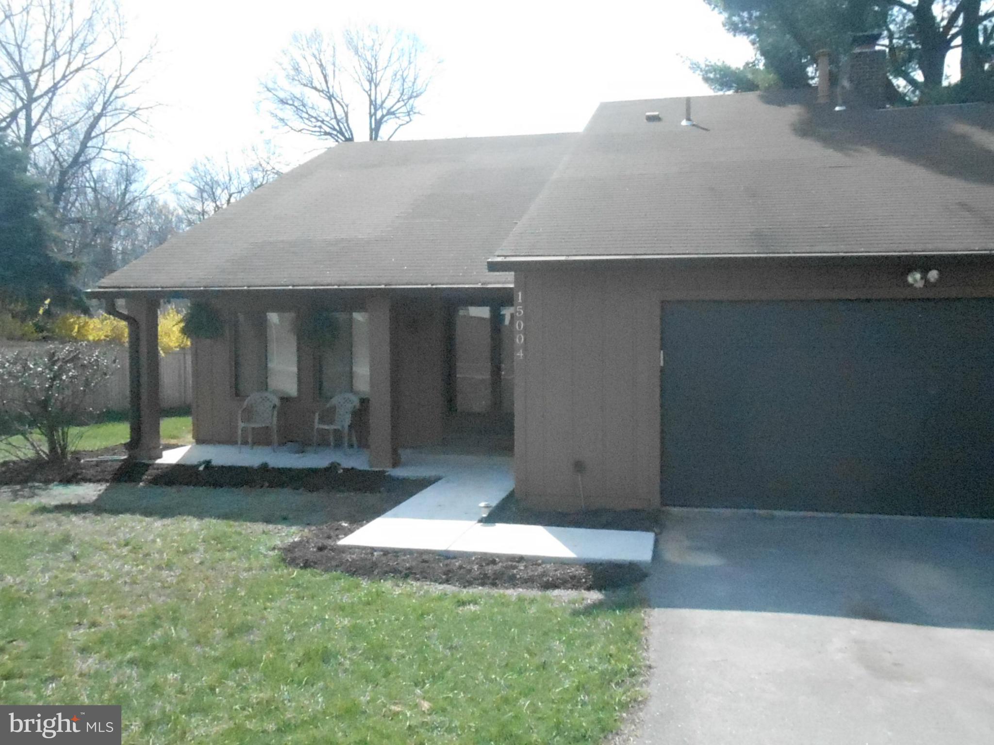 This is a nicely appointed home in Dufief that has just been recently renovated to include, new carpet, fresh neutral paint, new double garage door, new floor in laundry room, new master bath. Home has an addition off of the kitchen with an additional office/study and family room. Sky lights brightens the large kitchen.