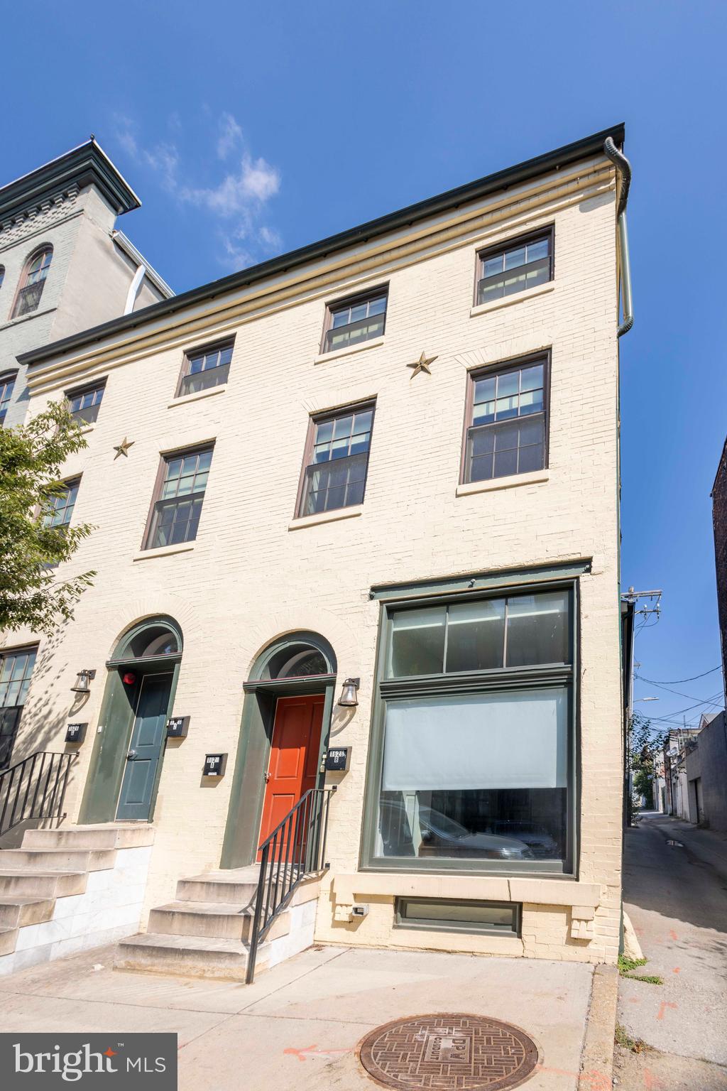 2 MONTH FREE PROMO! - This cozy apartment offers 2 bedrooms and 1 bathroom, providing a comfortable living space in a vibrant neighborhood.
Inside, you'll find a well-equipped kitchen with a stove/oven, microwave, refrigerator, and dishwasher for your convenience. Hardwood floors add a touch of warmth to the living area, complemented by large windows that invite in plenty of natural light. The bathroom is tiled and updated, featuring a soaking tub and a vanity mirror. Generous closet space and spacious rooms complete the package. Access to washer and dryer.
Pets (dogs only) accepted (with $500 non-refundable pet fee and monthly pet rent).
Parking is available on the street.
Local Attractions:
• Patterson Park
• Fells Point Historic District
• Inner Harbor
• American Visionary Art Museum
• Harbor East
Nearby Highways and Commute Times:
• Interstate 83: 10 minutes
• Interstate 95: 15 minutes
Agency disclosed upon initial contact. Agent conducts showings; BMG manages follow-up, paperwork, move-in post-approval. Vouchers work with BMG directly.