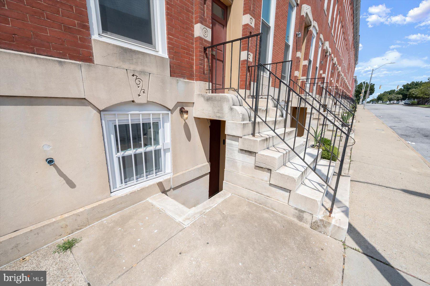 906 N FULTON AVENUE